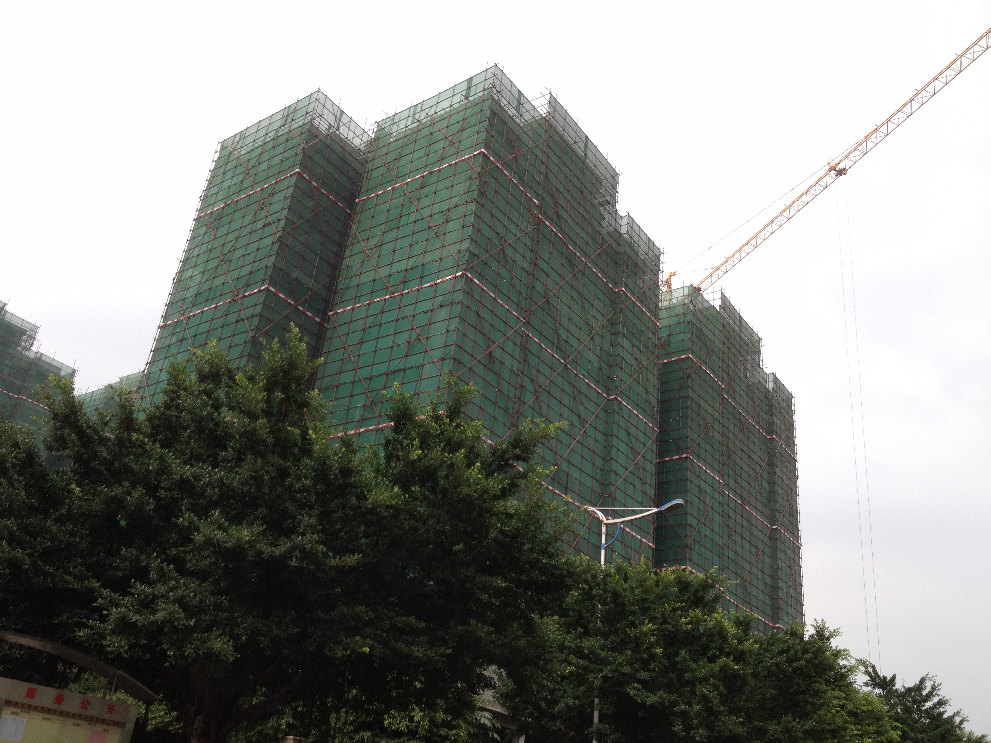 懸挑雙排鋼管扣件式腳手架工程施工現場2
